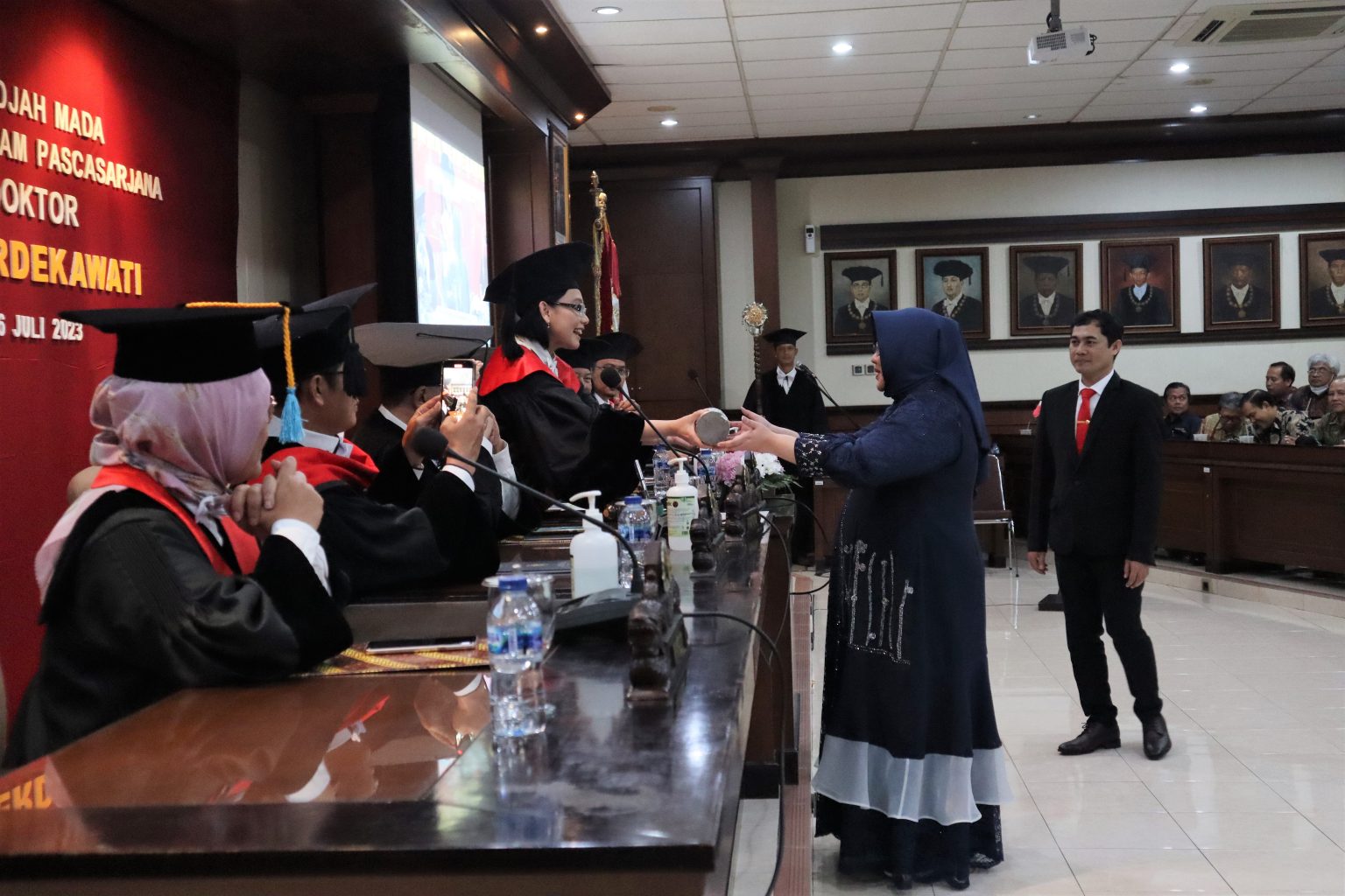 Dosen Hukum Internasional FH UGM Raih Gelar Doktor – Fakultas Hukum ...